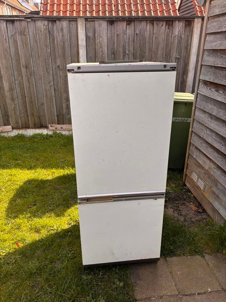 Defecte koelkast met vriesvak - voor onderdelen/reparatie, Witgoed en Apparatuur, Koelkasten en IJskasten, Ophalen, 150 tot 200 liter