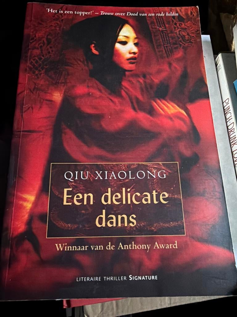 Z9.   Q. Xiaolong - Een delicate dans, Wereld overig, Ophalen of Verzenden, Zo goed als nieuw, Q. Xiaolong