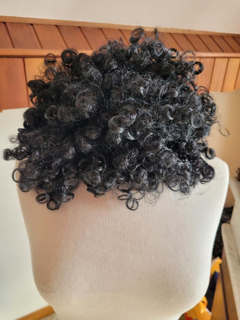 Carnavals Pruik Zwarte Krullen, Ophalen of Verzenden, Zo goed als nieuw, Carnaval, Accessoires