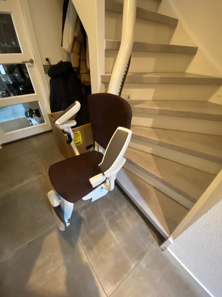 Traplift Thyssenkrupp (z.g.a.n. incl. maatvoering), Ophalen, Zo goed als nieuw, Met bocht