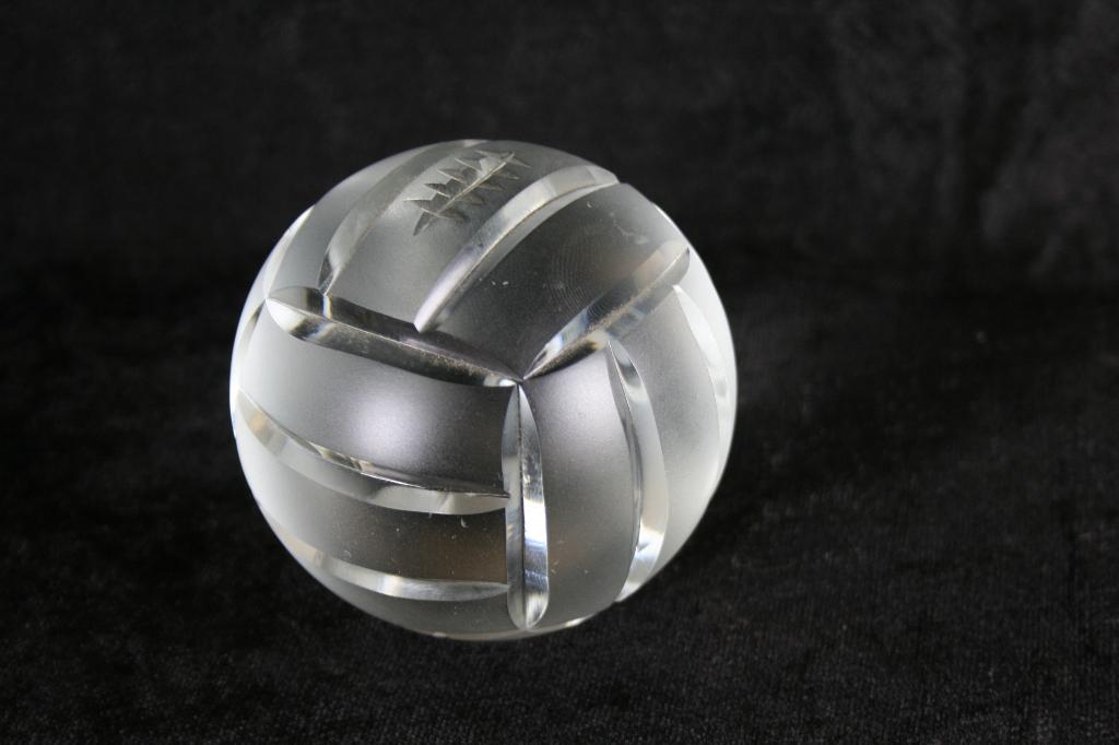 Kristallen presse papier in de vorm van voetbal, Ophalen of Verzenden