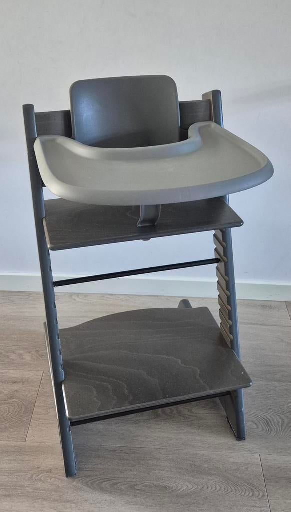 Stokke Tripp Trapp Hazy Grey; mét babyset en tray eetblad, Kinderen en Baby's, Kinderstoelen, Ophalen, Meegroeistoel