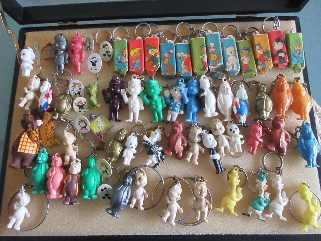 56 sleutelhangers met 9 pins van Bommel/tom poes, Gelezen, Marten Toonder, Ophalen of Verzenden, Meerdere stripboeken