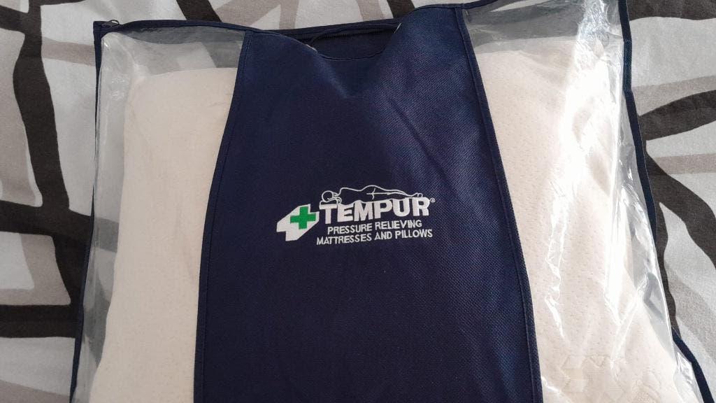 Tempur Hoofdkussen 54x44 cm (ca. 8-10 cm dik), Gebruikt, Eenpersoons, Beige, Ophalen of Verzenden