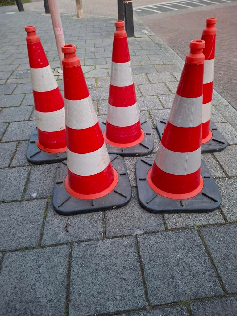 Verkeerskegels met voetplaat (5 stuks), Ophalen of Verzenden, Gebruikt