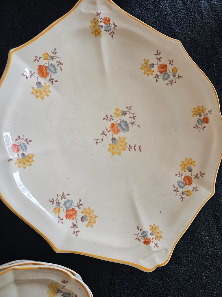 Vintage servies met bloemmotief - 11 delig, Gebruikt, Ophalen of Verzenden, Bord(en), Overige stijlen