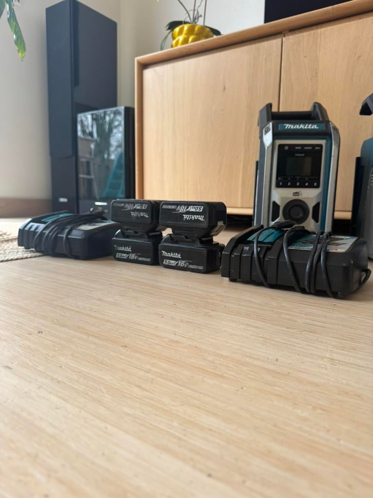 Makita bouwradio’s/radio’s met accu’s en opladers, Ophalen of Verzenden, Zo goed als nieuw, Bouwradio