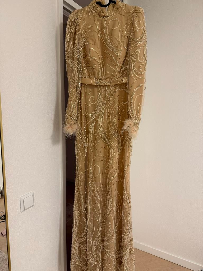 Gouden beige  galajurk met pailletten en veren, Galajurk, Beige, Ophalen of Verzenden, Maat 36 (S)