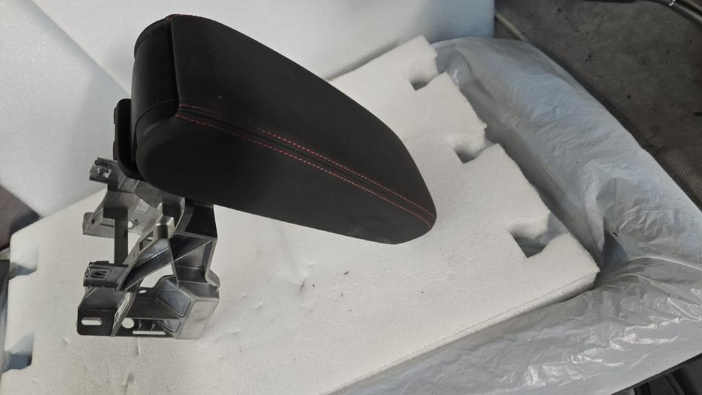 Audi A3 8Y 2020+ Armsteun Origineel! 8Y0864283, Auto-onderdelen, Interieur en Bekleding, Gebruikt, AUDI AG, Auto-Union-Strasse 1
85045  Ingolstadt, DE