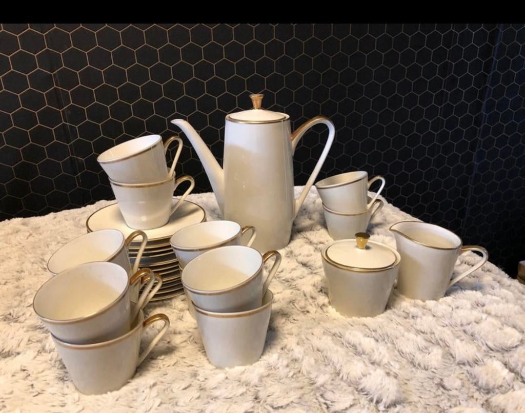 Elegant Wit Porseleinen Koffieservies met Gouden Rand, Ophalen of Verzenden, Zo goed als nieuw, Effen, Porselein