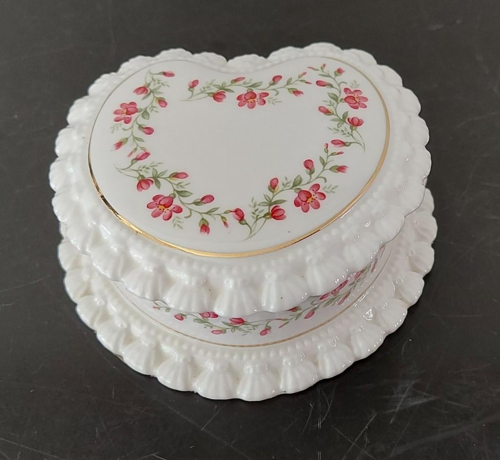 Vintage Engels porselein Caprice dekseldoos handbeschilderd, Antiek en Kunst, Curiosa en Brocante, Ophalen of Verzenden