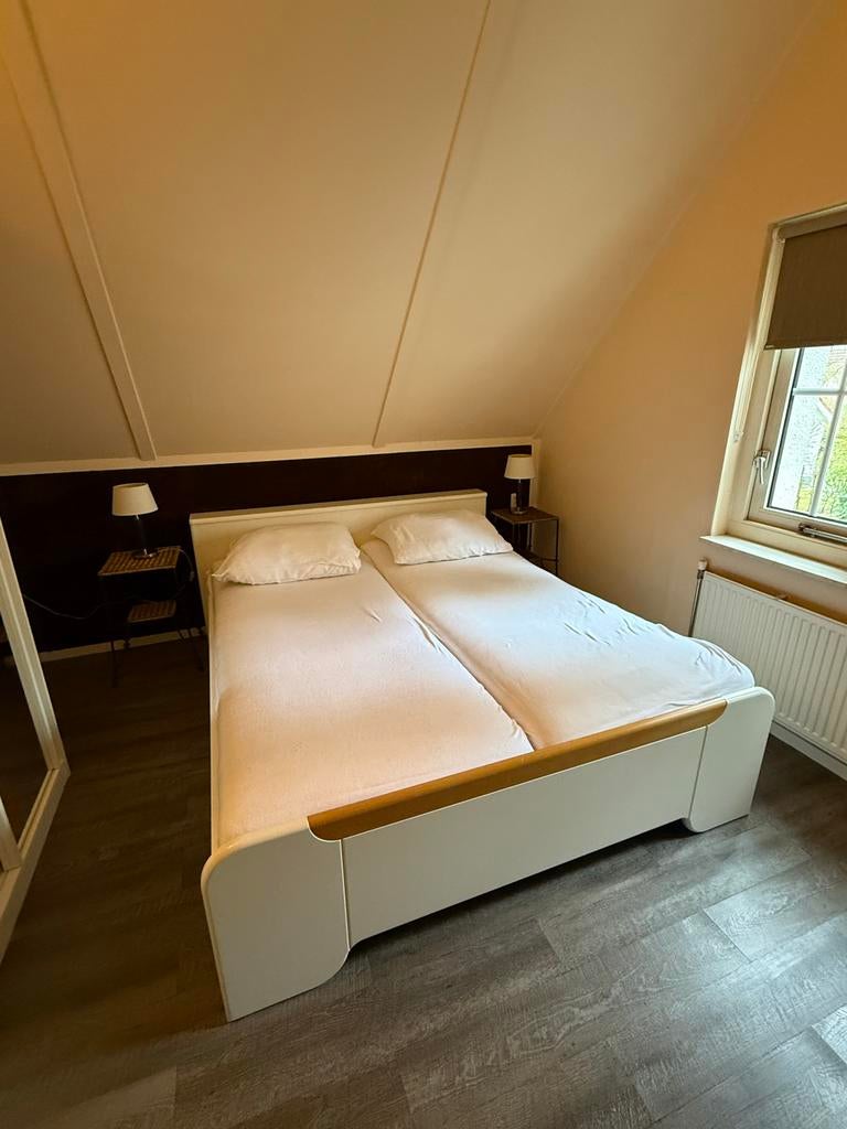 Bed met matras en kussen, Huis en Inrichting, Ophalen, Wit, Tweepersoons, Overige maten