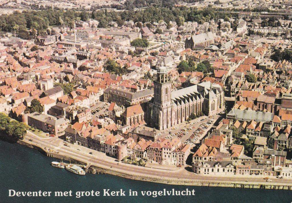 GA1328 Deventer met grote kerk in Vogelvlucht Olst Wijhe, Verzamelen, Ansichtkaarten | Nederland, Verzenden, 1980 tot heden, Ongelopen