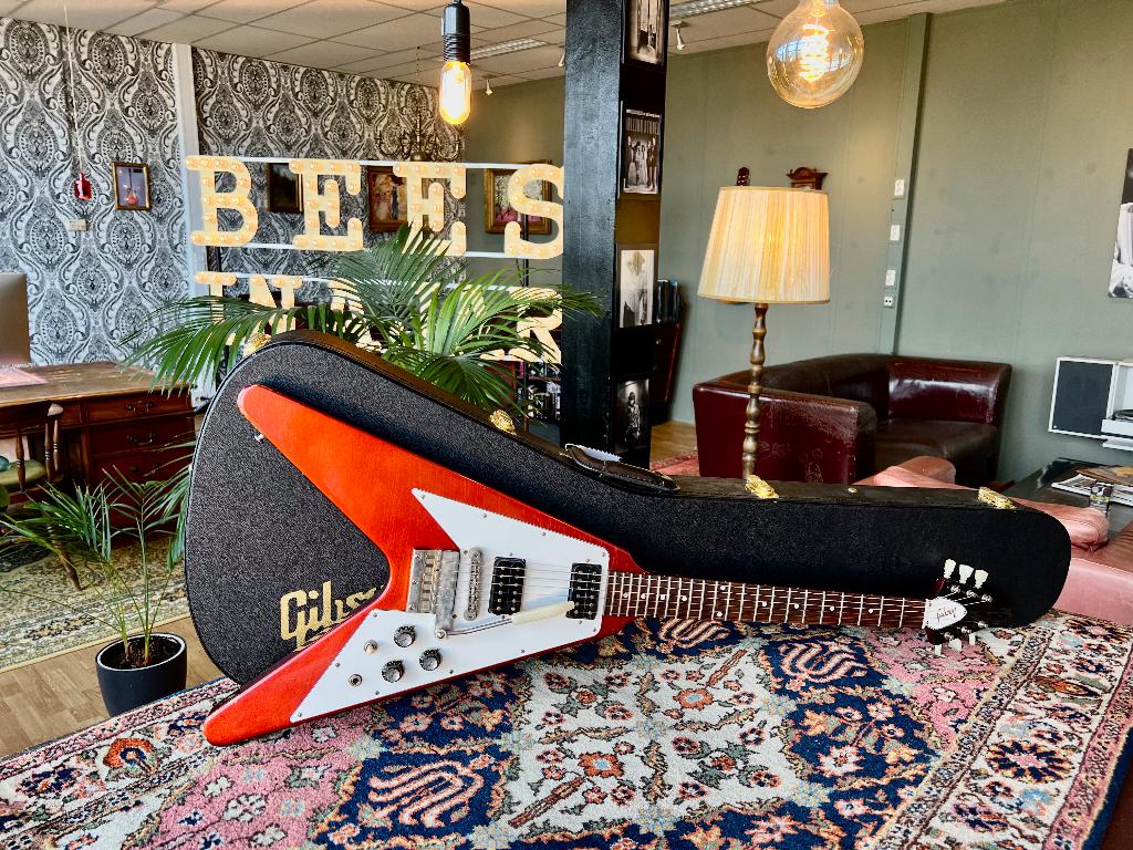 2021 Gibson Custom Shop CS ’67 Flying V Sparkling Burgundy, Muziek en Instrumenten, Snaarinstrumenten | Gitaren | Elektrisch, Fender