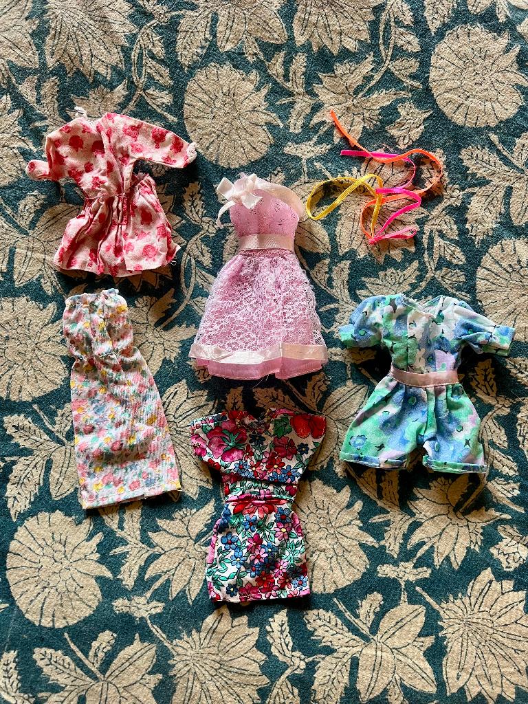 Vintage retro broekrok jurkje grafische Barbie sindy fleur, Verzamelen, Ophalen of Verzenden, Zo goed als nieuw, Kleertjes