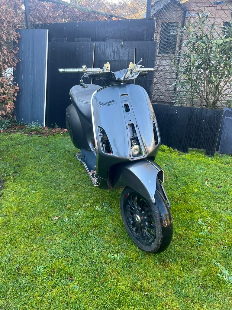 Vespa sprint schade, Fietsen en Brommers, Scooters | Vespa, Ophalen, Zo goed als nieuw, Benzine