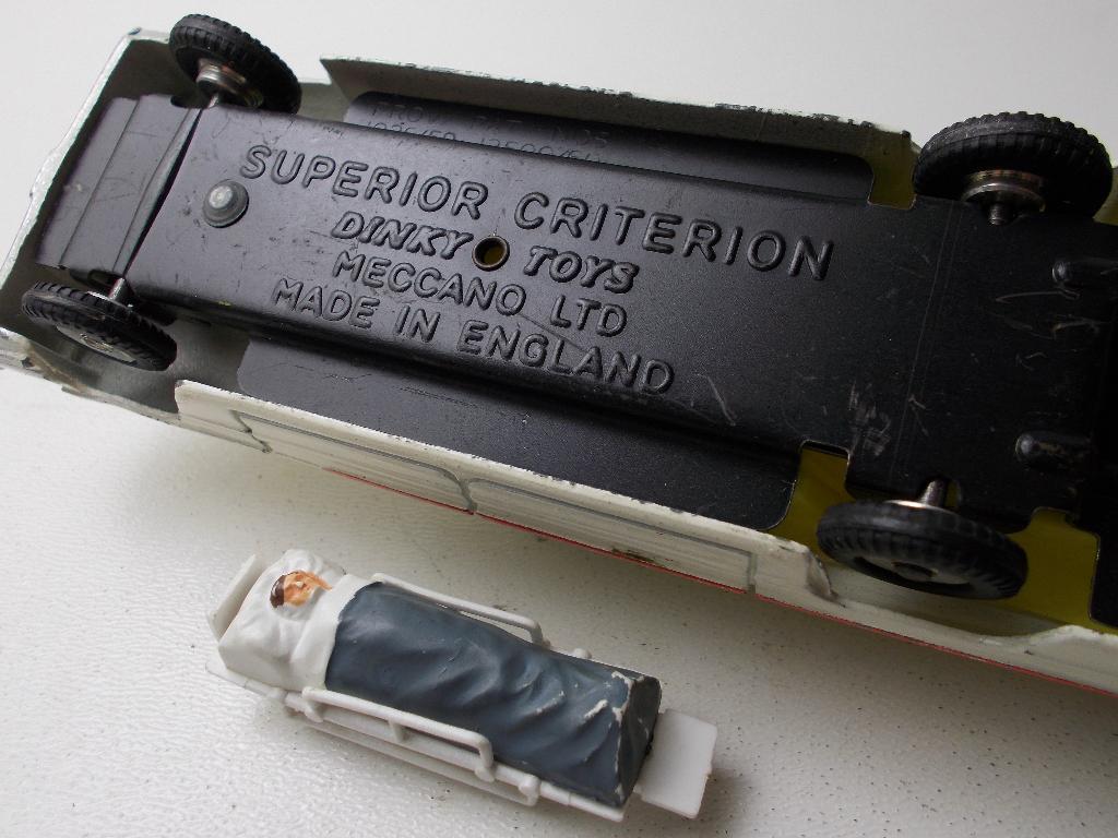 1962 Dinky Toys 263 SUPERIOR CRITERION AMBULANCE + BRANCARD!, Ophalen of Verzenden, Zo goed als nieuw, Auto, Dinky Toys
