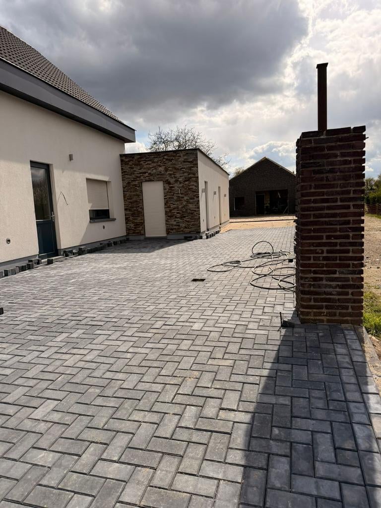 Minishovel tuinwerkzaamheden groenvoorziening hovenier