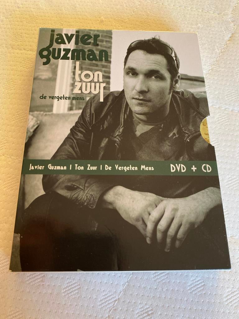 Javier Guzman - Ton Zuur | De Vergeten Mens DVD + CD, Vanaf 12 jaar, Ophalen of Verzenden, Zo goed als nieuw, Stand-up of Theatershow