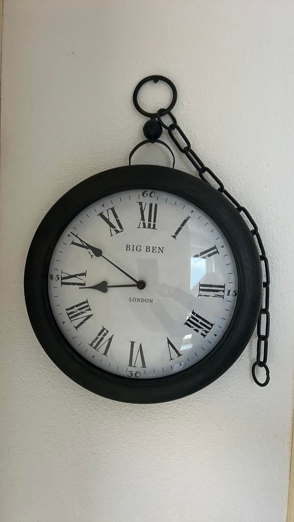 grote Klok Bruin metaal landelijk 35 cm groot, Ophalen of Verzenden, Zo goed als nieuw, Analoog, Wandklok