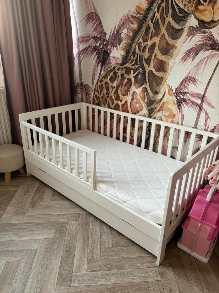 Petite Amelie peuterbed 140X70, Inclusief matras en lade., Ophalen, 70 tot 85 cm, 140 tot 160 cm, Zo goed als nieuw