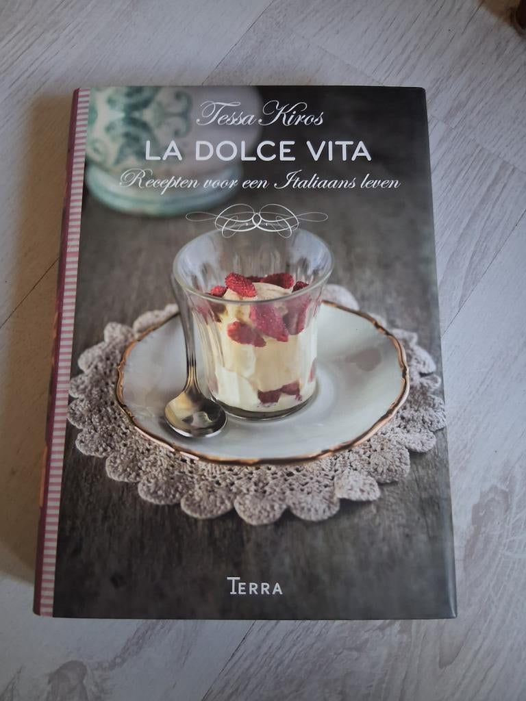 Tessa Kiros - La dolce vita, Boeken, Kookboeken, Italië, Ophalen of Verzenden, Zo goed als nieuw, Tessa Kiros