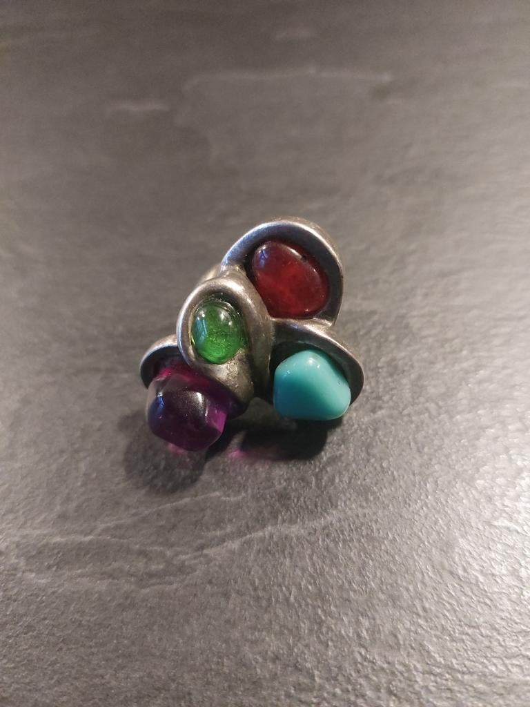 Zilverkleurige ring met gekleurde stenen, Sieraden, Tassen en Uiterlijk, Ringen, Gebruikt, Ophalen of Verzenden, 17 tot 18, Dame of Heer