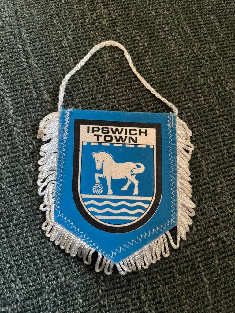 Ipswich Town vaantje, Verzamelen, Sportartikelen en Voetbal, Ophalen of Verzenden, Buitenlandse clubs, Vaantje of Sjaal