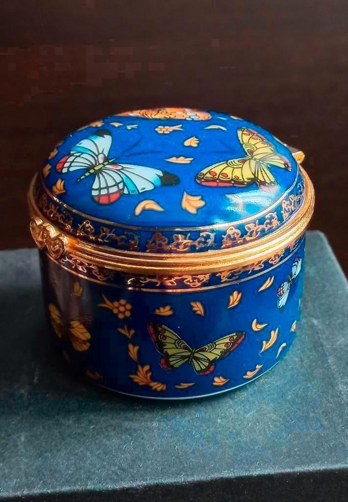 Vintage Blue Crown Top Pill, Antiek en Kunst, Antiek | Porselein, Ophalen of Verzenden