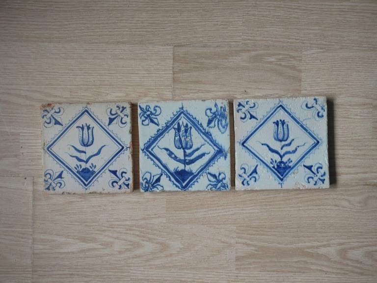 3 x 17e eeuwse  TULP kwadrant tegel, Antiek en Kunst, Antiek | Wandborden en Tegels, Ophalen of Verzenden
