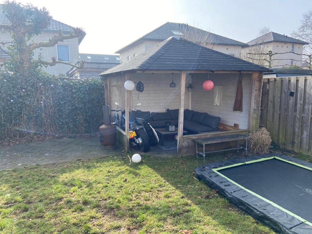 Gratis af te halen: Ruim houten tuinhuis met overkapping, Ophalen, Tuinhuis, 250 tot 500 cm, Zonder ramen