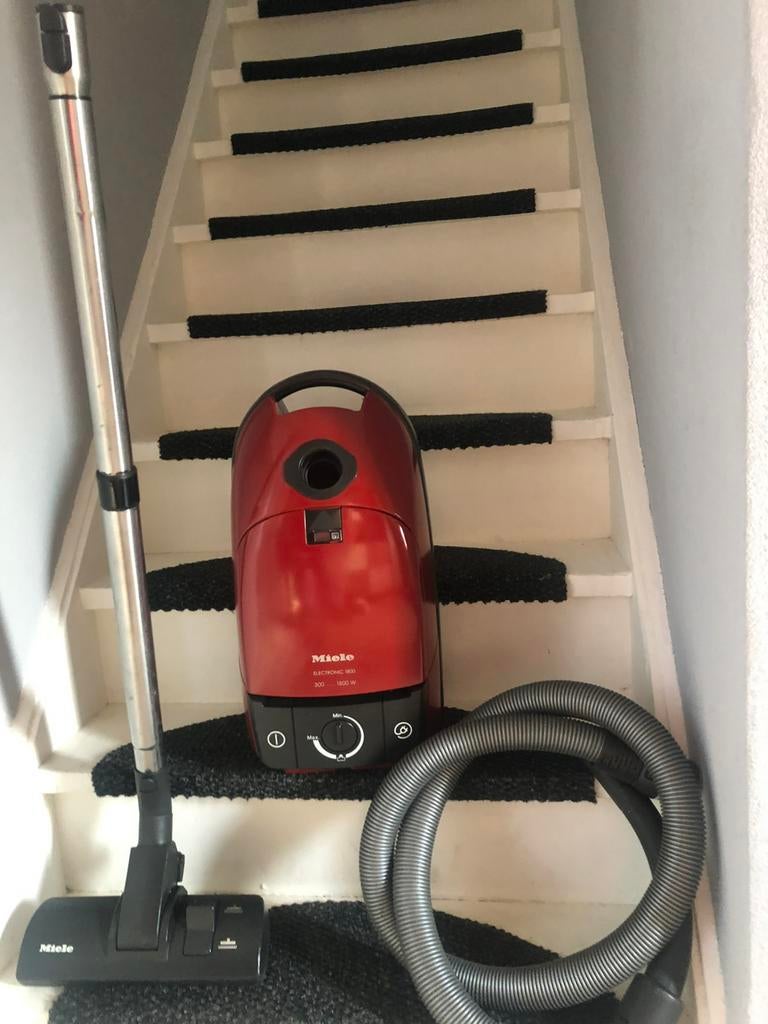 Te koop: Miele stofzuiger – 1800 watt, Witgoed en Apparatuur, Stofzuigers, Ophalen of Verzenden, Zo goed als nieuw, 1600 tot 2000 watt