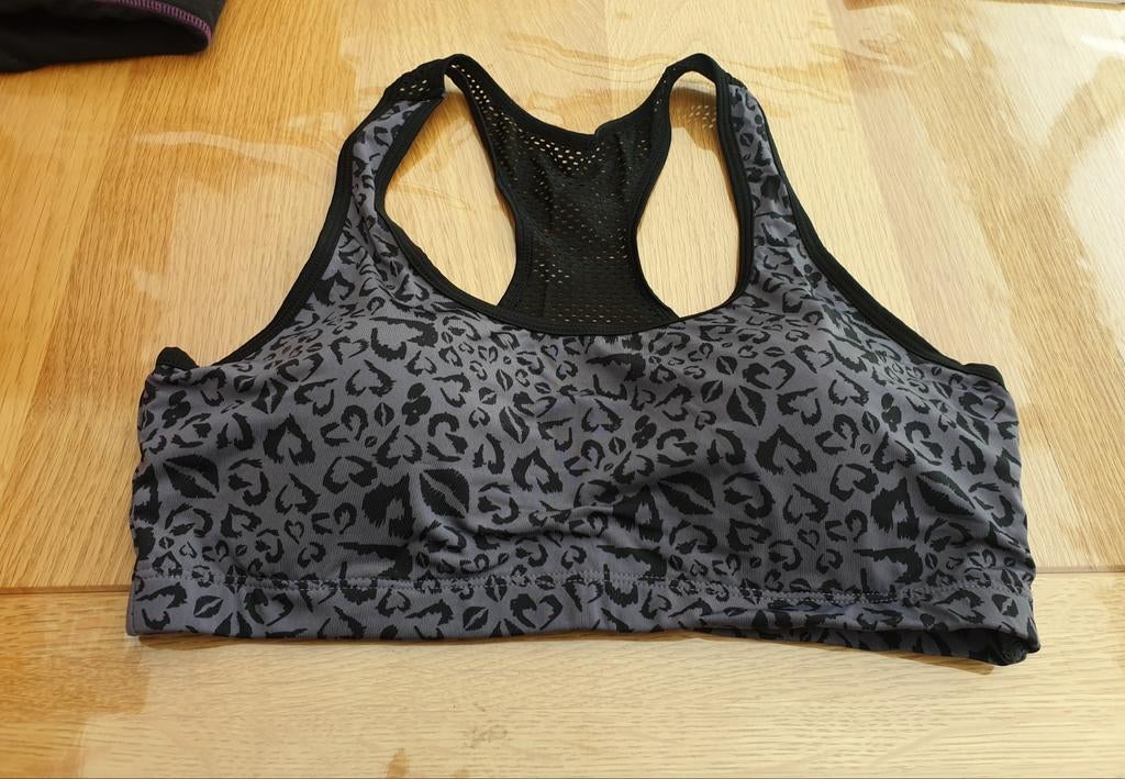 NIEUW Sporttop met cups geijs met zwart mt M cupB, Ophalen, Zwart, Nieuw, Fitness of Aerobics