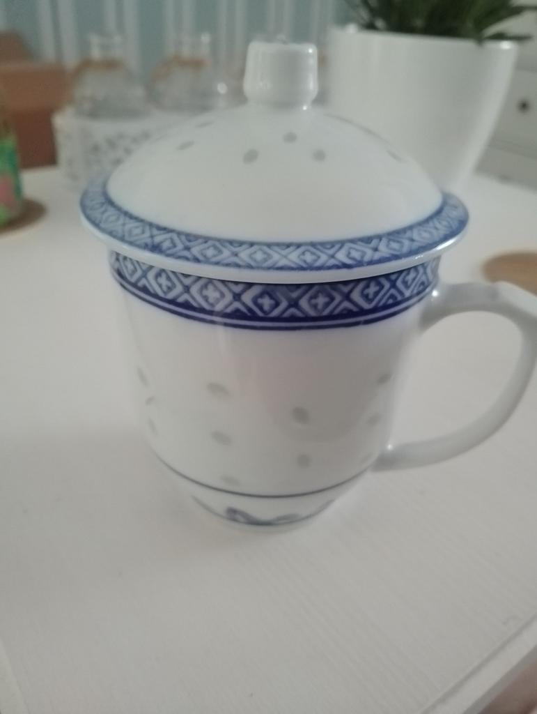 Witte mok met blauw patroon en deksel, Ophalen of Verzenden, Porselein, Overige stijlen, Kop(pen) en/of Schotel(s)