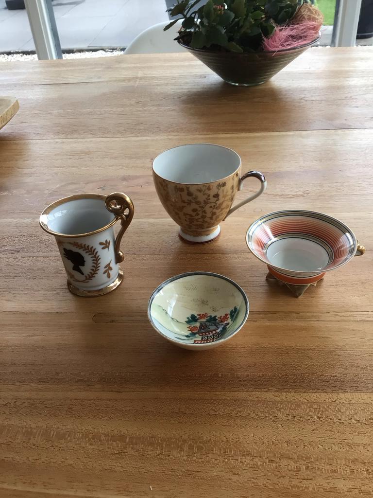Drie kleine kopjes zonder schotel en een bakje, Antiek en Kunst, Ophalen of Verzenden
