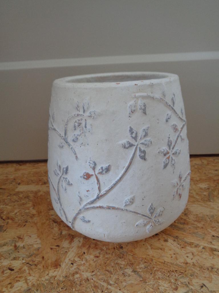 witte vaas floraal motief merk TS Collection, Huis en Inrichting, Woonaccessoires | Vazen, Ophalen of Verzenden, Wit, Aardewerk of Porselein