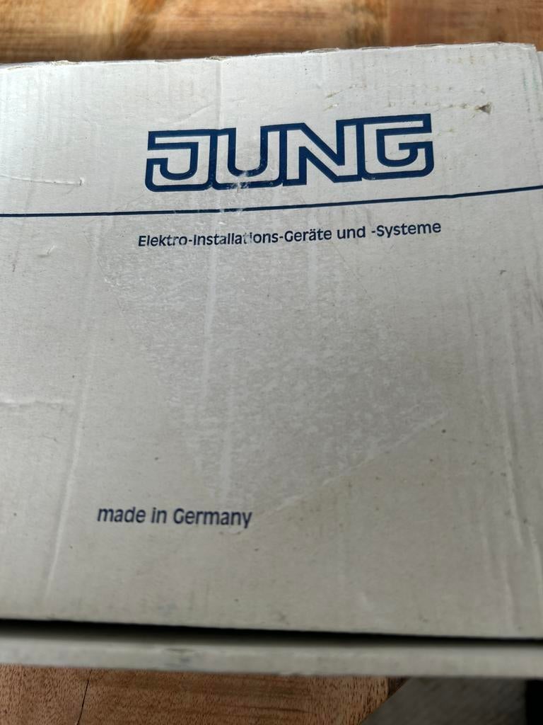 Jung schakel/stopcontact  4x spatwaterdicht, Ophalen of Verzenden, Nieuw