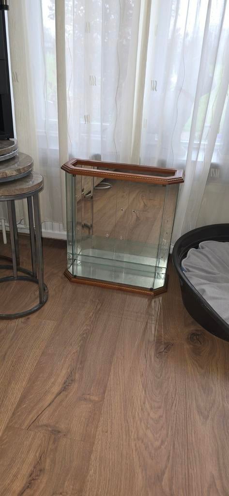 Glazen vitrinekastje met houten randen, Huis en Inrichting, Kasten | Vitrinekasten, Ophalen