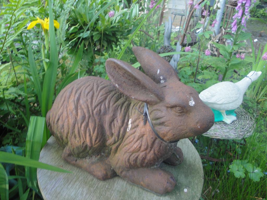 tuinbeeld konijn rustiek en charmant, Tuin en Terras, Ophalen of Verzenden, Nieuw, Metaal, Dierenbeeld