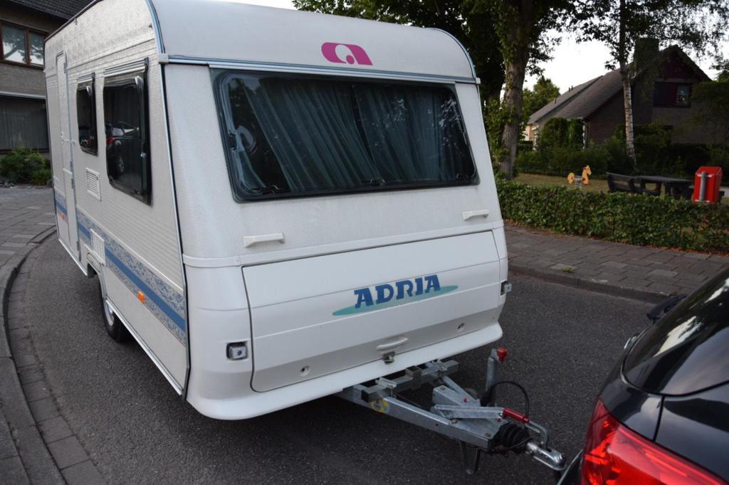 Caravan Adria, Caravans en Kamperen, Caravans, Particulier, tot en met 4, 500 - 750 kg, Adria, Ophalen