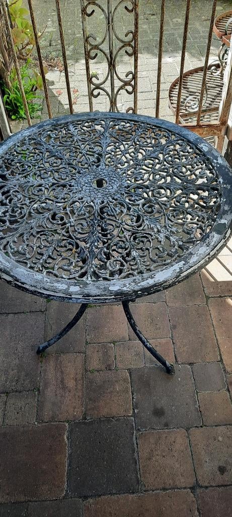Antieke  tuintafel - sierlijk en robuust, Ophalen, Gebruikt
