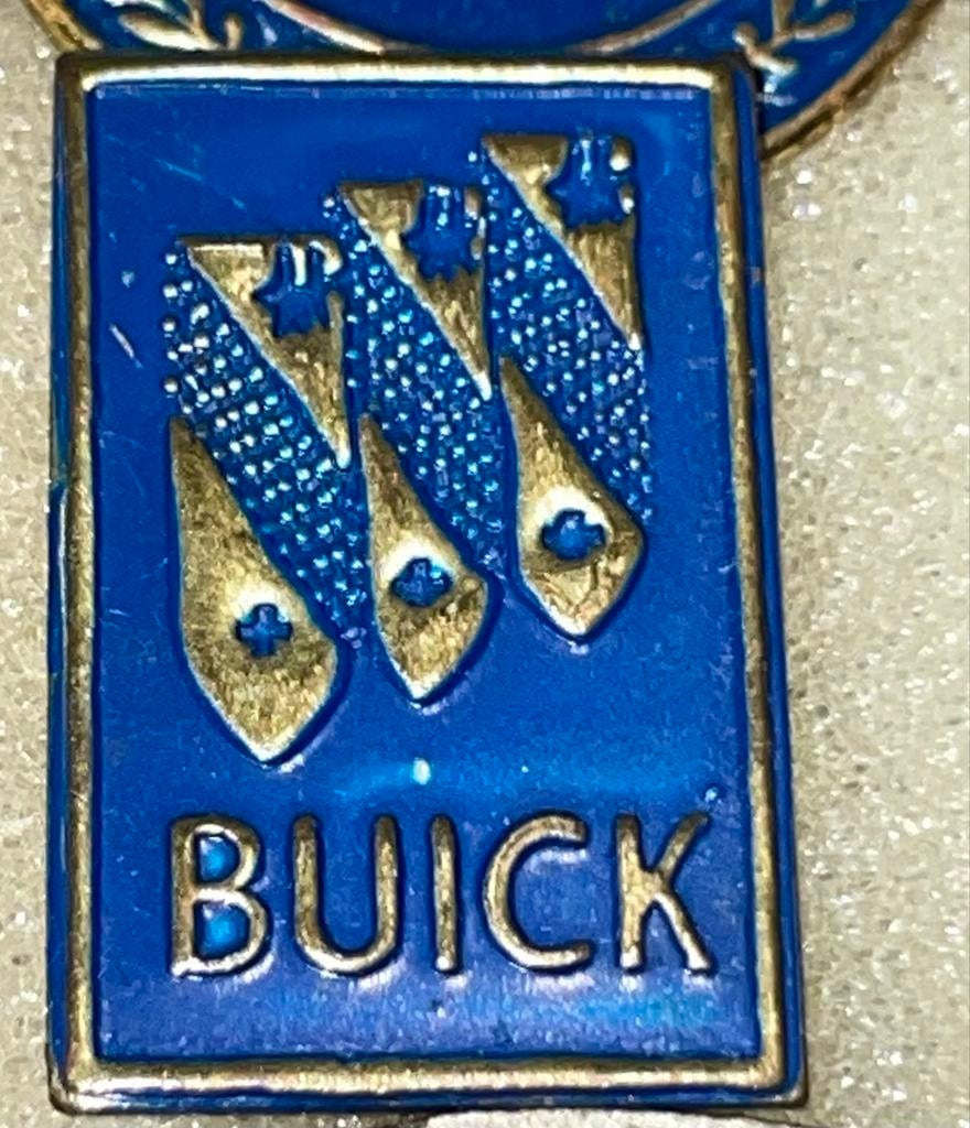 Vintage Buick Autospeldje - Klassiek Auto Embleem, Ophalen of Verzenden, Gebruikt