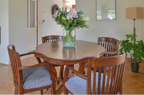 Antieke spinnekoptafel met stoelen, Ophalen