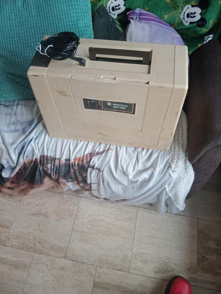 Oude Husqvarna Naaimachine - Werkend, Hobby en Vrije tijd, Naaimachines en Toebehoren, Ophalen of Verzenden