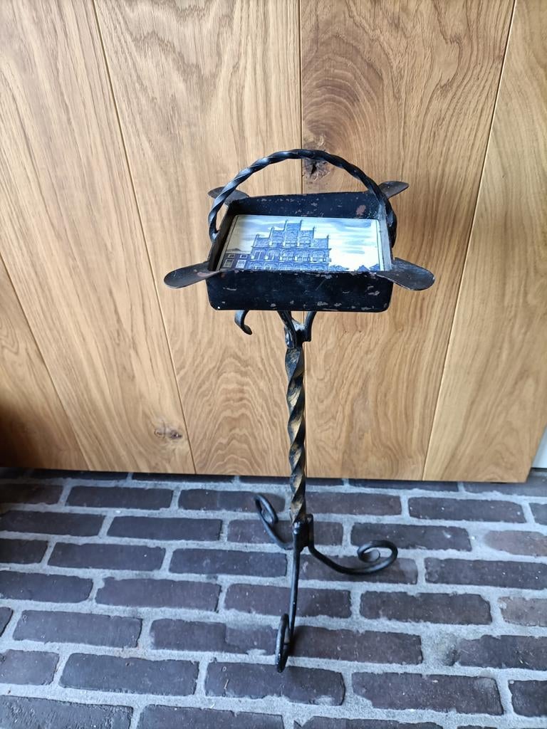 Vintage staande gietijzeren asbak met tegel van Vermeer., Ophalen