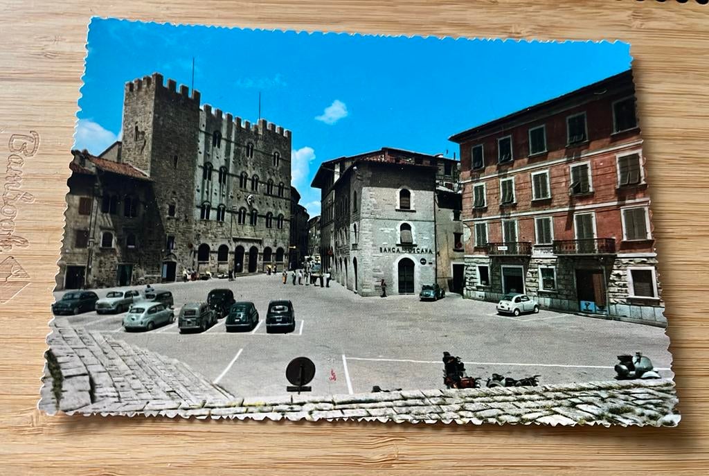 Massa Maritima piazza Garibaldi met odtimers, Ophalen of Verzenden, 1960 tot 1980, Ongelopen, Italië