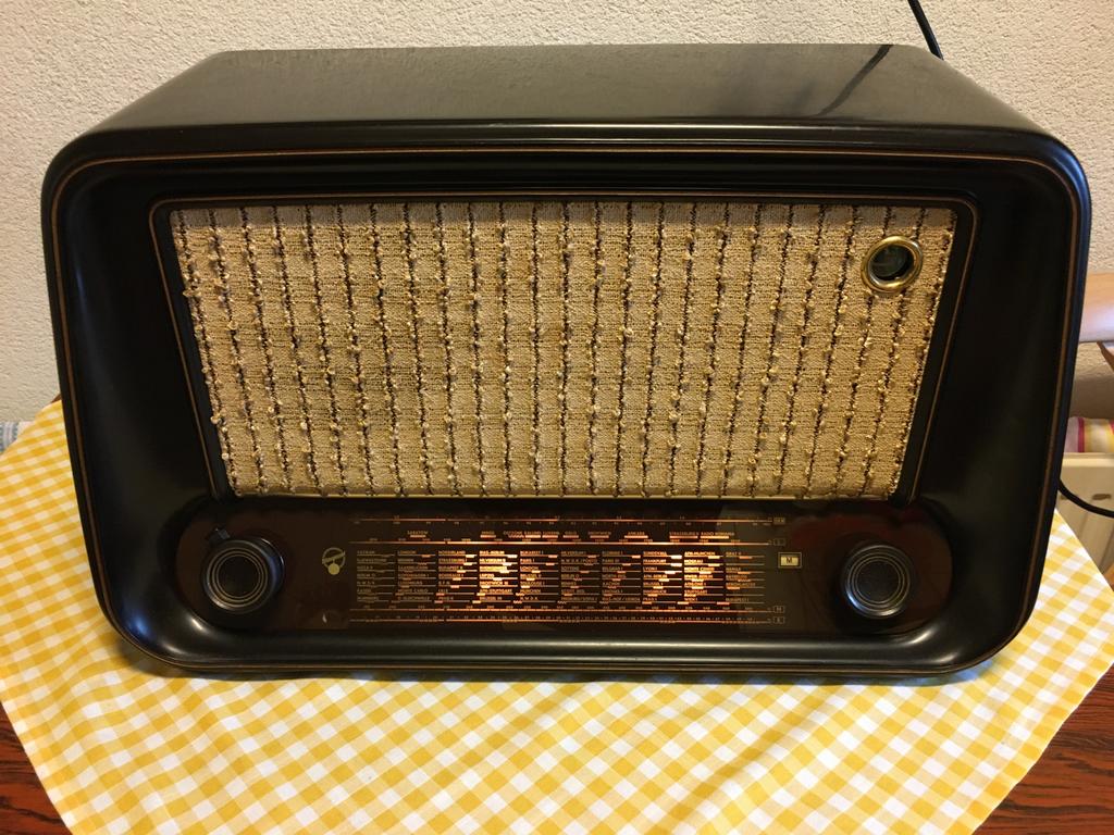 Prachtige oude lampen radio bakkeliet blaupunkt  spelend, Ophalen