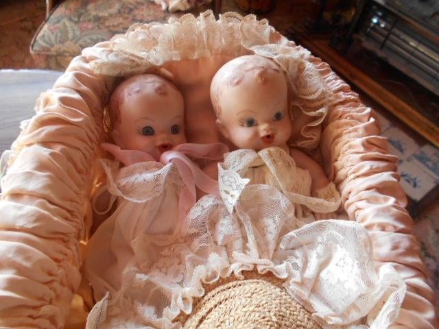 POPPEN WIEGJE MET 3 POPPEN, Ophalen of Verzenden, Zo goed als nieuw, Pop