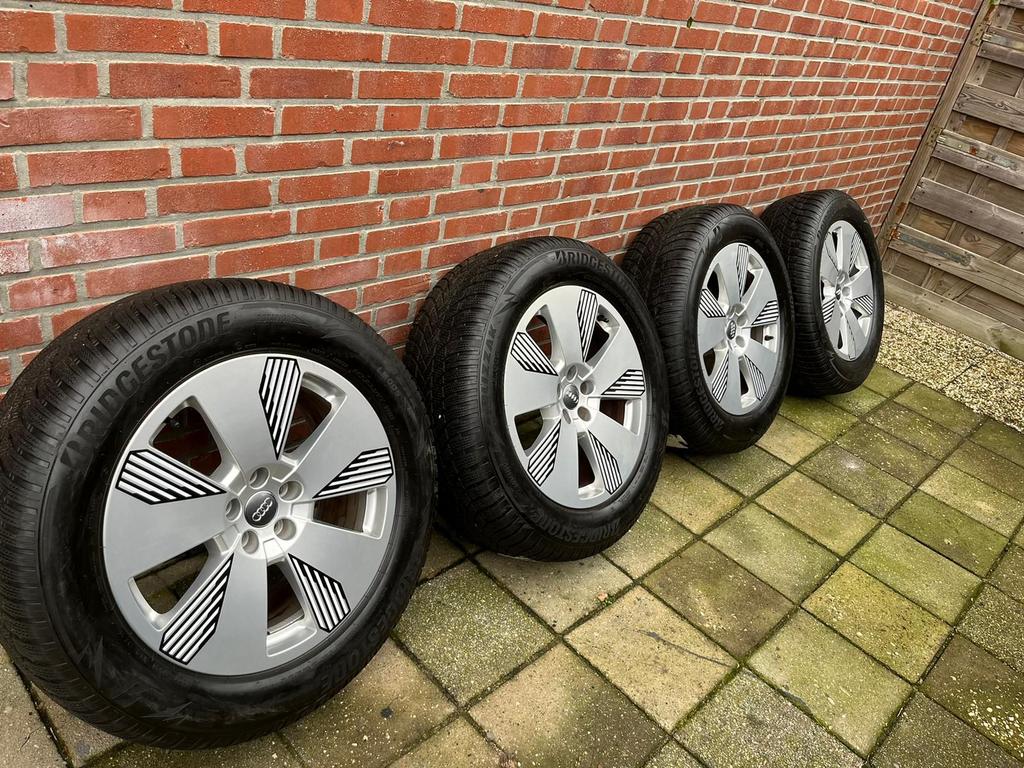 Originele Audi E tron velgen met winterbanden 19 inch, Auto-onderdelen, Banden en Velgen, 19 inch, 255 mm, Banden en Velgen, Winterbanden