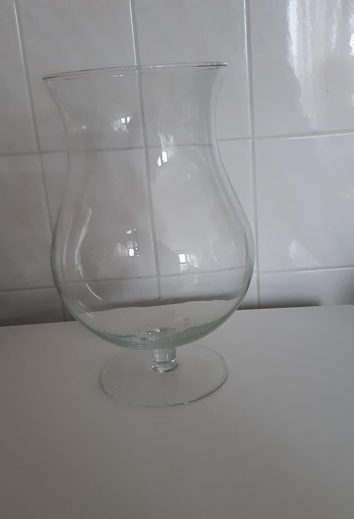 2 Identieke grote Glazen Tulp Vazen, Overige kleuren, Ophalen of Verzenden, Minder dan 50 cm, Glas